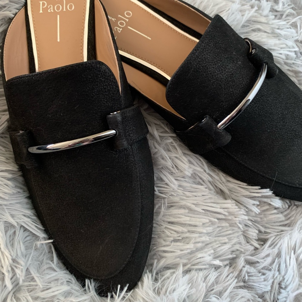 NWOT Black pointed mules w/silver accent
